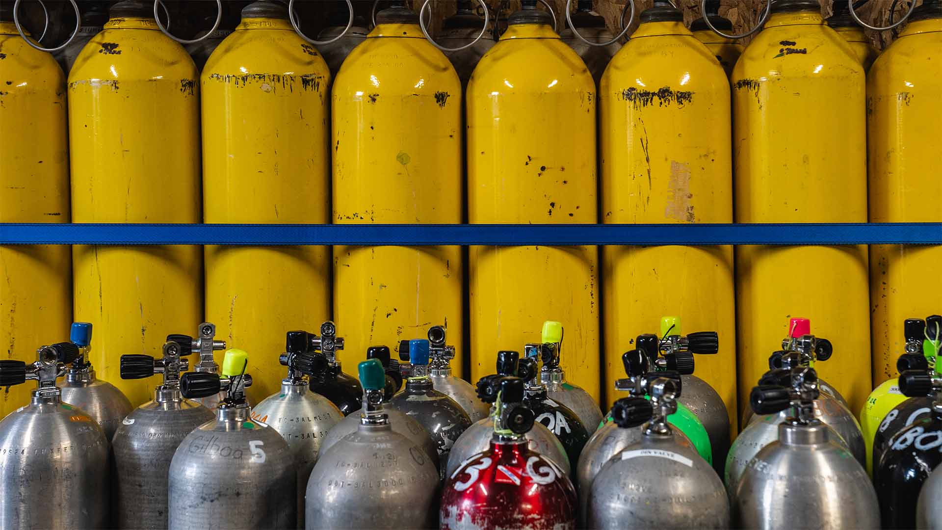 Scuba tank fill station at Gilboa Quarry with nitrox air fills and rental tanks midwest dive site